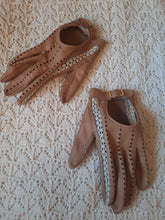Charger l'image dans la galerie, Gants de conduite vintage Pénéloppe - Cuir camel et dentelle beige. Taille 6.