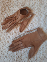 Charger l'image dans la galerie, Gants de conduite vintage Pénéloppe - Cuir camel et dentelle beige. Taille 6.