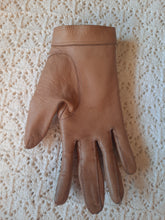 Charger l'image dans la galerie, Gants de conduite vintage Pénéloppe - Cuir camel et dentelle beige. Taille 6.