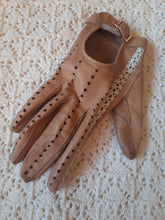 Charger l'image dans la galerie, Gants de conduite vintage Pénéloppe - Cuir camel et dentelle beige. Taille 6.