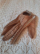 Charger l'image dans la galerie, Gants de conduite vintage Pénéloppe - Cuir camel et dentelle beige. Taille 6.