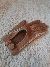 Charger l'image dans la galerie, Gants de conduite vintage Pénéloppe - Cuir camel et dentelle beige. Taille 6.