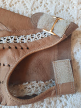 Charger l'image dans la galerie, Gants de conduite vintage Pénéloppe - Cuir camel et dentelle beige. Taille 6.