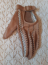 Charger l'image dans la galerie, Gants de conduite vintage Pénéloppe - Cuir camel et dentelle beige. Taille 6.