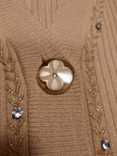 Charger l'image dans la galerie, Gilet "Seconde" Lina - En cachemire beige à strass et perles. Taille S, 36, 38. Dalilai.
