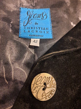 Charger l'image dans la galerie, Veste vintage Camille - En panne de velours ras, noir. Taille S, 36, 38. Jeans de Christian Lacroix. Made in Italy.