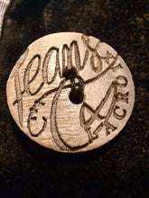 Charger l'image dans la galerie, Veste vintage Camille - En panne de velours ras, noir. Taille S, 36, 38. Jeans de Christian Lacroix. Made in Italy.