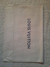 Charger l'image dans la galerie, Dust Bag - Louis Vuitton - Sac à poussière en coton beige D21313 - 03/19. 38 x 26,5. Made in India.