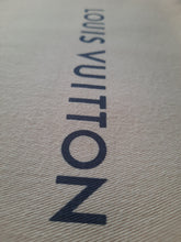 Charger l'image dans la galerie, Dust Bag - Louis Vuitton - Sac à poussière en coton beige D21313 - 03/19. 38 x 26,5. Made in India.