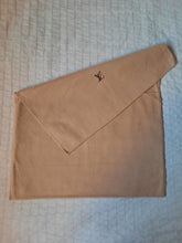 Charger l'image dans la galerie, Dust Bag - Louis Vuitton - Sac a poussière en coton marron clair. 38 x 27 cm. Monogram LV