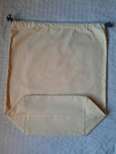 Charger l'image dans la galerie, Dust Bag - Louis Vuitton - Sac à poussière à cordons en coton beige. B072A. L 26 x P 17 x H 51. Made in Italy.