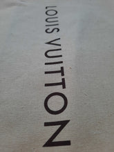 Charger l'image dans la galerie, Dust Bag - Louis Vuitton - Sac à poussière à cordons en coton beige. B072A. L 26 x P 17 x H 51. Made in Italy.