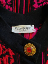 Charger l'image dans la galerie, Cardigan vintage Ingrid - A volutes et rayures. Rouge, fuchsia et noire. Taille L, 40, 42. Yves Saint Laurent Variations