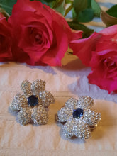 Charger l'image dans la galerie, Boucles d'oreille anciennes Peggy - Fleurs argentées, en zirconium et saphir.