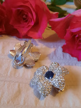 Charger l'image dans la galerie, Boucles d'oreille anciennes Peggy - Fleurs argentées, en zirconium et saphir.