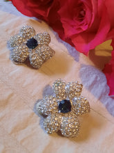 Charger l'image dans la galerie, Boucles d'oreille anciennes Peggy - Fleurs argentées, en zirconium et saphir.