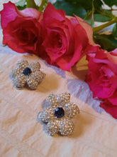 Charger l'image dans la galerie, Boucles d'oreille anciennes Peggy - Fleurs argentées, en zirconium et saphir.