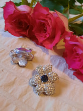 Charger l'image dans la galerie, Boucles d'oreille anciennes Peggy - Fleurs argentées, en zirconium et saphir.