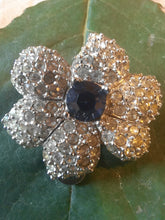 Charger l'image dans la galerie, Boucles d'oreille anciennes Peggy - Fleurs argentées, en zirconium et saphir.