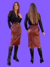 Charger l'image dans la galerie, Jupe vintage Manon - Cuir bordeaux clouté. Taille M, 38, 40. Escada. Made in Germany