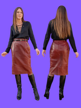 Charger l'image dans la galerie, Jupe vintage Manon - Cuir bordeaux clouté. Taille M, 38, 40. Escada. Made in Germany