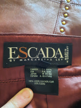 Charger l'image dans la galerie, Jupe vintage Manon - Cuir bordeaux clouté. Taille M, 38, 40. Escada. Made in Germany