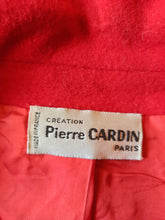 Charger l'image dans la galerie, Manteau vintage Armelle - Laine rouge, Col Claudine, manches ajourées. Taille L, 40, 42. Pierre Cardin. Made in France.