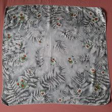 Charger l'image dans la galerie, Foulard vintage Edwige - En pure soie imprimé fougère de noël. Roulotté main. 72 x 76