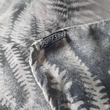 Charger l'image dans la galerie, Foulard vintage Edwige - En pure soie imprimé fougère de noël. Roulotté main. 72 x 76