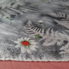 Charger l'image dans la galerie, Foulard vintage Edwige - En pure soie imprimé fougère de noël. Roulotté main. 72 x 76