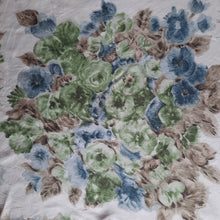Charger l'image dans la galerie, Foulard vintage Solène - Imprimé floral kaki. Rouloté main. 73 x 76. Pierre Balmain Paris