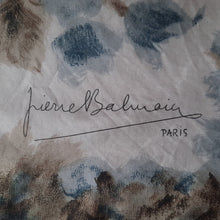 Charger l'image dans la galerie, Foulard vintage Solène - Imprimé floral kaki. Rouloté main. 73 x 76. Pierre Balmain Paris