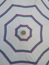 Charger l'image dans la galerie, Parapluie pliant vintage Vivianne - Gris clair à rayures. Pierre Vaux. Made in France.