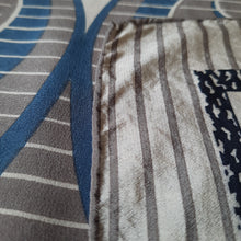 Charger l'image dans la galerie, Foulard vintage Morgan - En pure soie. Volutes. Lanvin Paris. Made in France.