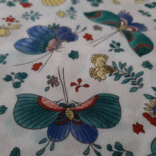 Charger l'image dans la galerie, Foulard vintage Elfy - Pur soie. Fleurs et papillons. Musée du Louvre. Made in France