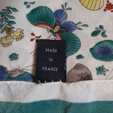 Charger l'image dans la galerie, Foulard vintage Elfy - Pur soie. Fleurs et papillons. Musée du Louvre. Made in France