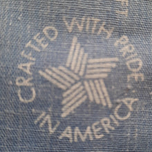 Charger l'image dans la galerie, Bandana Géorgia - Imprimé cachemire bleu et rose. Made in U.S.A