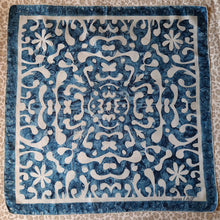 Charger l'image dans la galerie, Foulard vintage Nelly - Pure soie, roulotté main. Jacques Fath Paris. Made in France