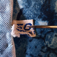 Charger l'image dans la galerie, Foulard vintage Nelly - Pure soie, roulotté main. Jacques Fath Paris. Made in France