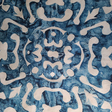 Charger l'image dans la galerie, Foulard vintage Nelly - Pure soie, roulotté main. Jacques Fath Paris. Made in France