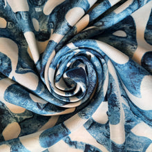 Charger l'image dans la galerie, Foulard vintage Nelly - Pure soie, roulotté main. Jacques Fath Paris. Made in France