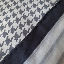 Charger l'image dans la galerie, Foulard vintage Gaëlle - Lettres entrelacées. Christian Dior