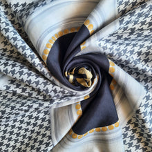 Charger l'image dans la galerie, Foulard vintage Gaëlle - Lettres entrelacées. Christian Dior