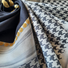 Charger l'image dans la galerie, Foulard vintage Gaëlle - Lettres entrelacées. Christian Dior