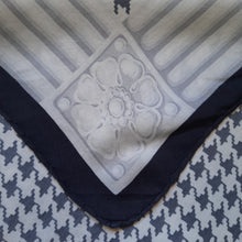 Charger l'image dans la galerie, Foulard vintage Gaëlle - Lettres entrelacées. Christian Dior