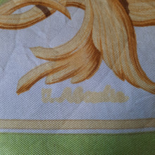 Charger l'image dans la galerie, Foulard vintage Nina - Imprimé couronnes Hermès Paris.