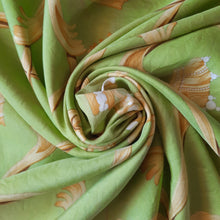 Charger l'image dans la galerie, Foulard vintage Nina - Imprimé couronnes Hermès Paris.