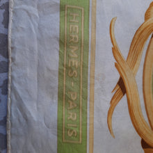 Charger l'image dans la galerie, Foulard vintage Nina - Imprimé couronnes Hermès Paris.