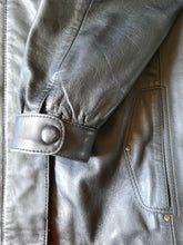 Charger l'image dans la galerie, Veste vintage Gwenn - En cuir d'agneau noir. Clous et fronces. Taille L, 40, 42.