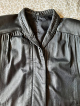 Charger l'image dans la galerie, Veste vintage Gwenn - En cuir d'agneau noir. Clous et fronces. Taille L, 40, 42.